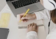 27 de psihologi, instruiți despre riscurile expunerii online a adolescenților